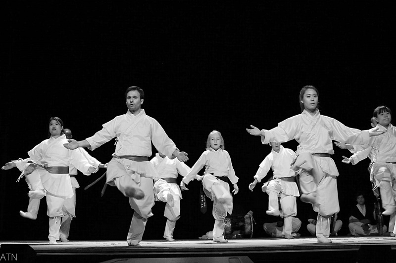 Une forme synchronisée par les maîtres coréennes LEE Ji-su et GO Yun-young et l'équipe de démo du CFTK (avec Maître PINOT devant) ⓒ Tuan Nguyen