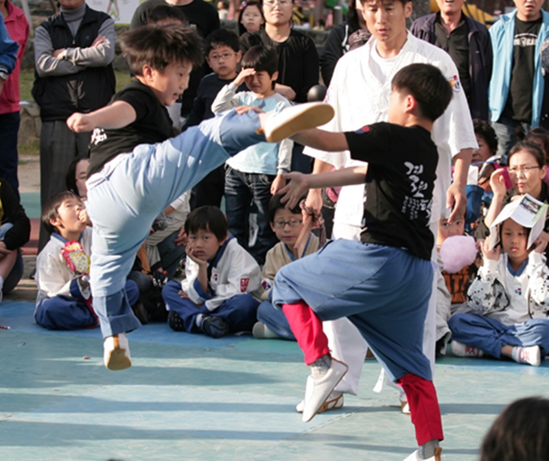 Compétition enfants-adolescents (Crédits photos : Photos en Corée www.tkbattle.com ) 