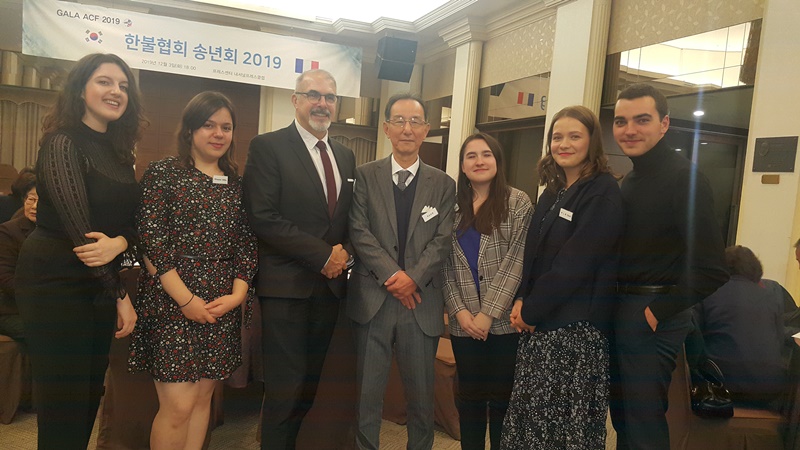 © Association Corée-France (ACF) Dîner de gala de fin d'année 2019 organisé par l'ACF : avec Monsieur Philippe Lefort, Ambassadeur de France en Corée et les étudiants français de l'Université Sookmyung
