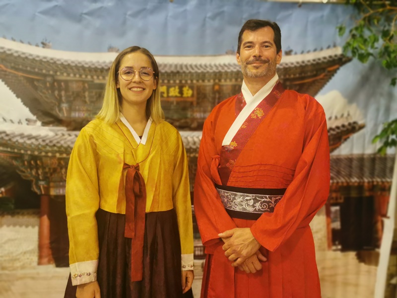 Photo 1 : Adja Gaulard et Yoann Hugot en tenue traditionnelle Hanbok (crédits photos Club St Seb Morsent)