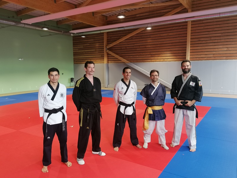 Photo 6 : Les intervenants : Saï Souannavong (assistant de Maître BEGAG), Yoann Hugot, Maître Farid BEGAG, Maître Guillaume Pinot, Maître Kévin EDON (crédits photos Club St Seb Morsent)
