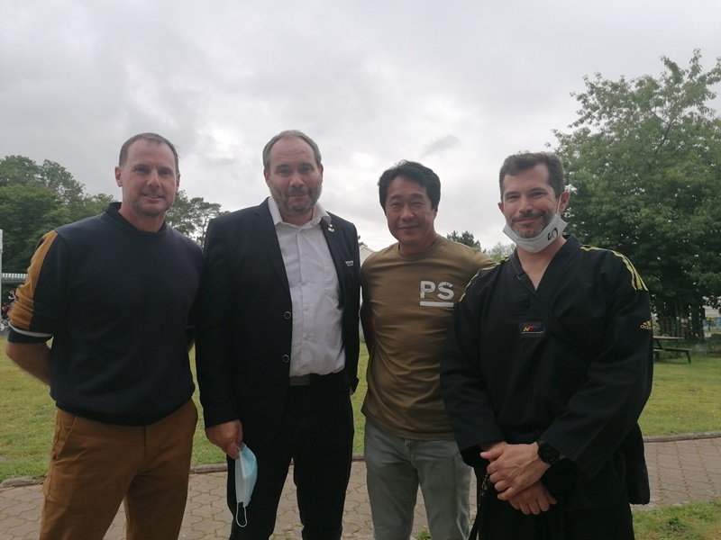 Photo 7 : Samuel DOLLE (Président de la Ligue de Normandie), Maître Vincent MAGNIN (co-fondateur du club d'Evreux), Grand Maître LEE Kang Jong, Yoann HUGOT (crédits photos Club St Seb Morsent)