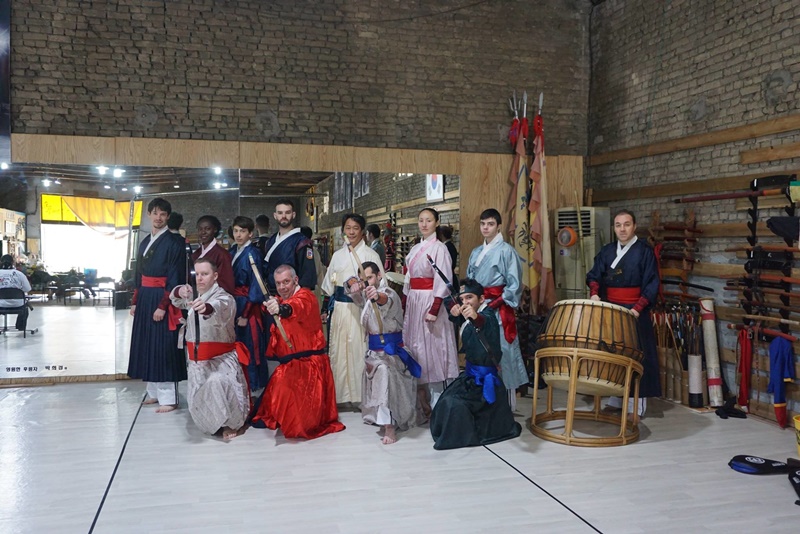 Photo 8 : Le voyage en Corée 2019, organisé par Maître LEE Kang Jong dans le dojang de Yeongam des Maîtres YU Rea-Hyoung et PARK Hee Ryang (Crédit photo Maître LEE Kang Jong, World Hapkimudo Federation)