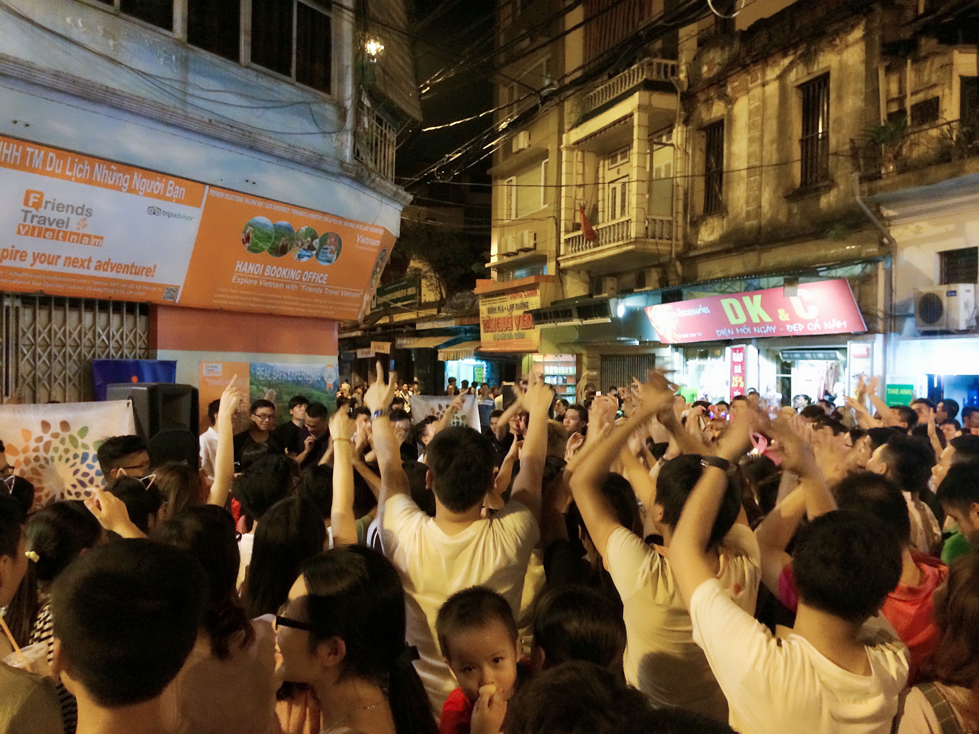 越南河内街头庆祝中秋。韩宣网名誉记者赵亚东 摄