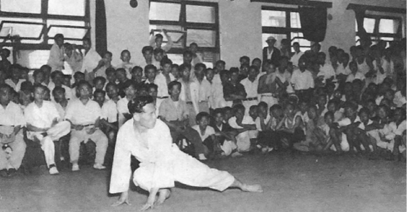 1947 Le Grand-Maître Hwang Kee en démonstration en 1947 ⓒ World Moo Duk Kwan