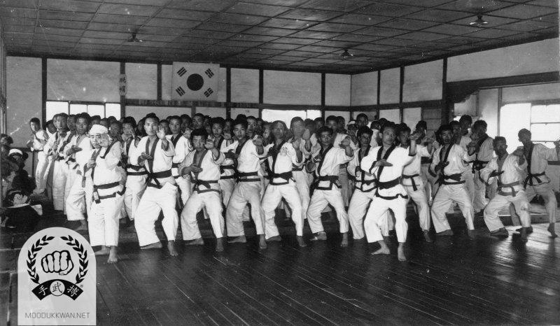 Le Grand-Maître Hwang Kee et ses élèves au do-jang central en 1957 ⓒ World Moo Duk Kwan