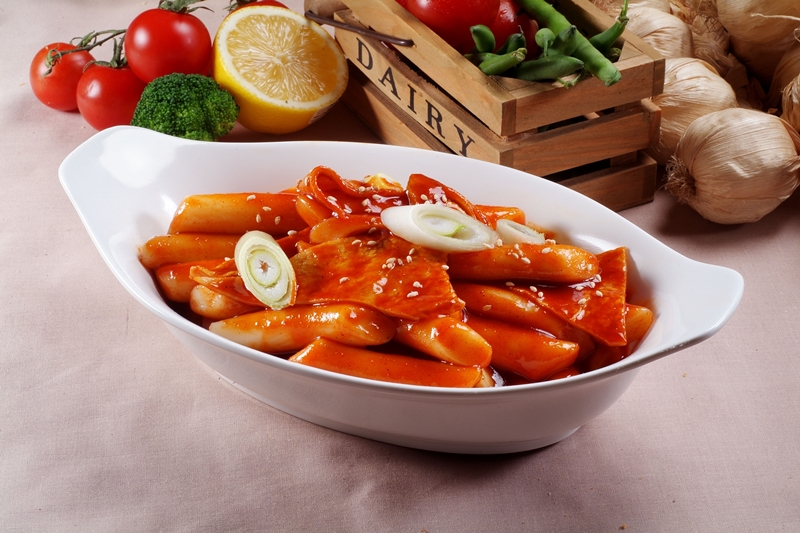 تظهر الصورة ’دوكبوكي‘ الذي يطبخ بكعك الأرز قي كوريا ويستمتع به الكثير من الكوريين في الشوارع. (الصورة من أي كليك آرت) (يحظر تمامًا أي استخدام غير المصرح به لهذه الصورة بموجب قانون حقوق النشر.)