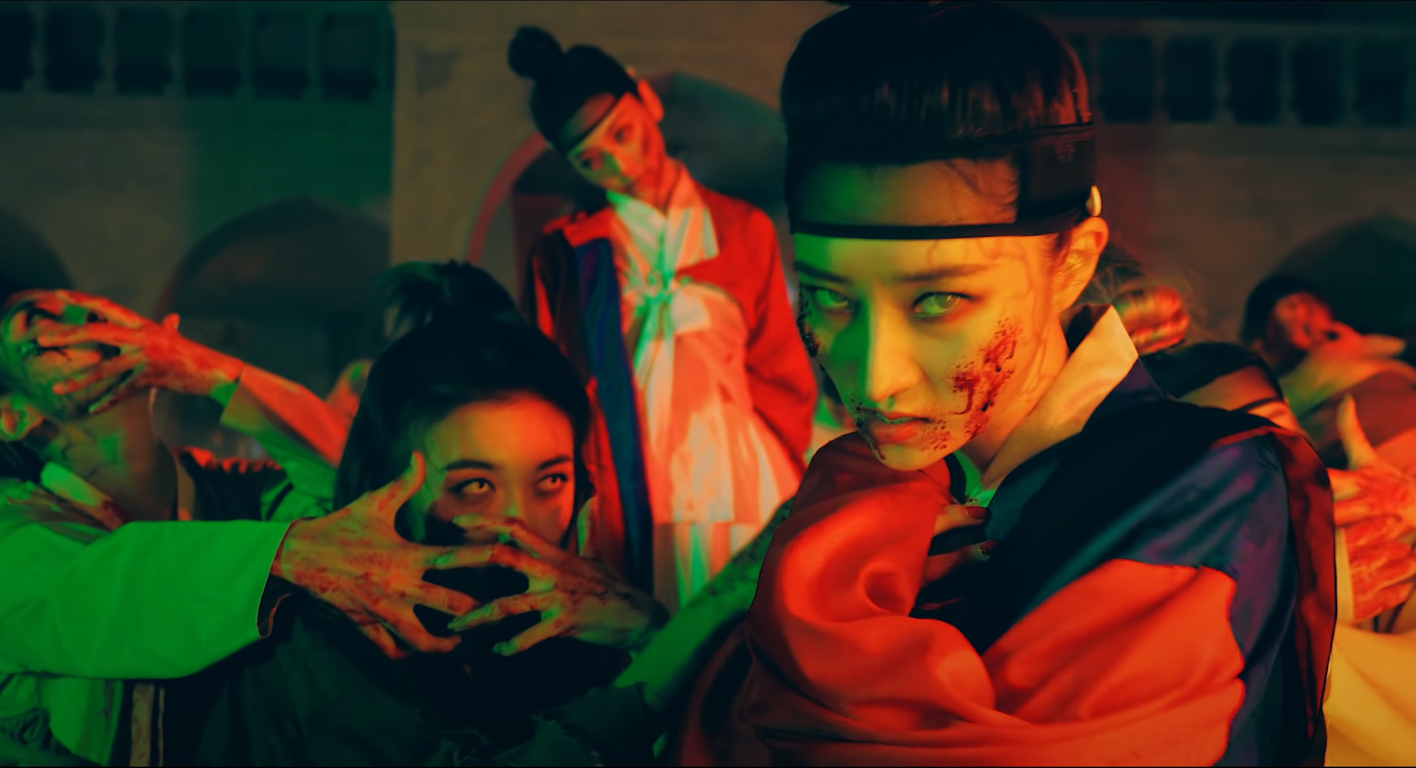 Dreamcatcher realizó un video especial que fue lanzado en vísperas del Halloween del año 2020, donde vistieron prendas, peinados y accesorios masculinos de época, combinado con la temática de zombies que había dejado la exitosa serie de Netflix Kingdom. | Captura de pantalla de canal oficial de Dreamcatcher official en YouTube