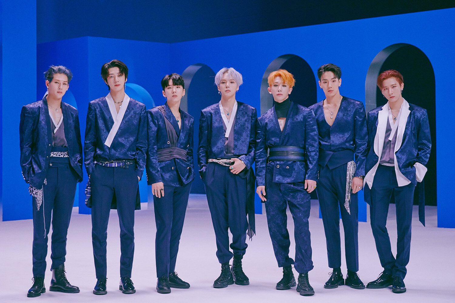 Podemos ver como los entonces siete integrantes de Monsta X, utilizan prendas inspiradas en el clásico Hanbok masculino. | cuenta oficial de Monsta X en Twitter