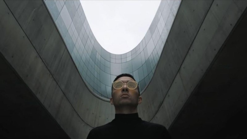 Sofiane Pamart, déambulant dans DDP dans le clip « Seoul » ⓒ Sofiane Pamart