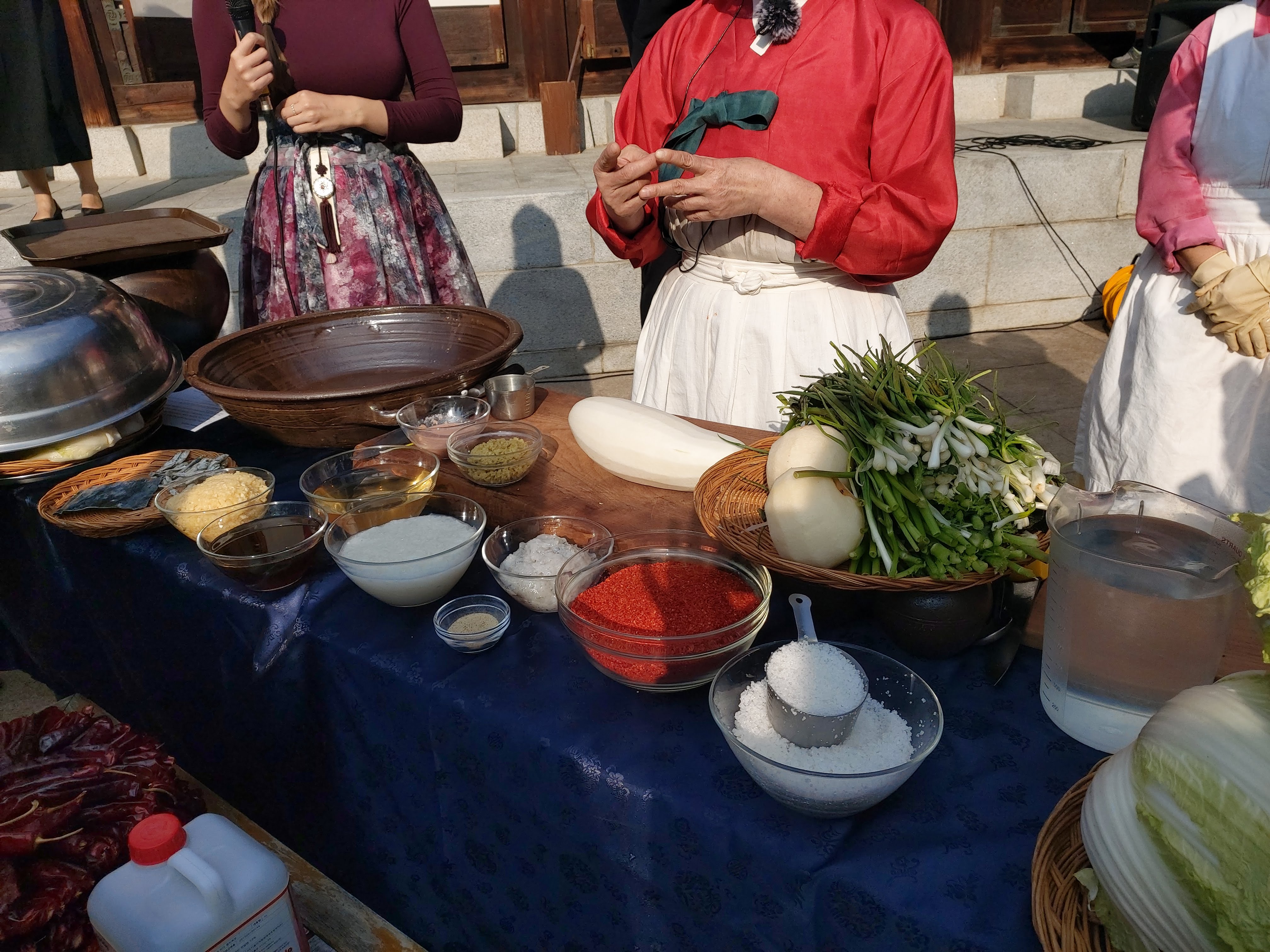 Los diferentes ingredientes preparados para elaborar el kimchi.