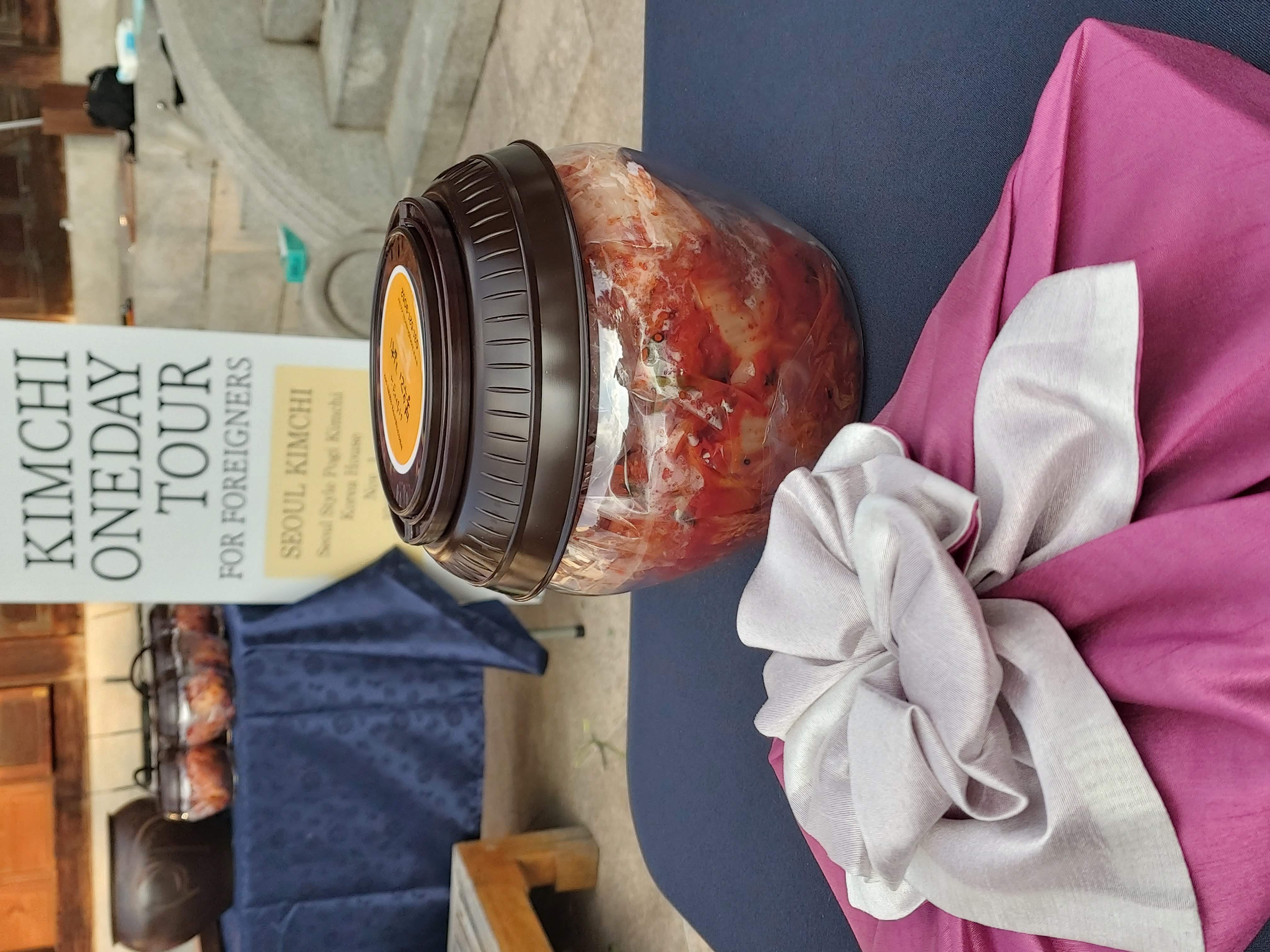 Nuestro kimchi ya terminado y envasado junto al obsequio tradicional que nos dieron a los asistentes.