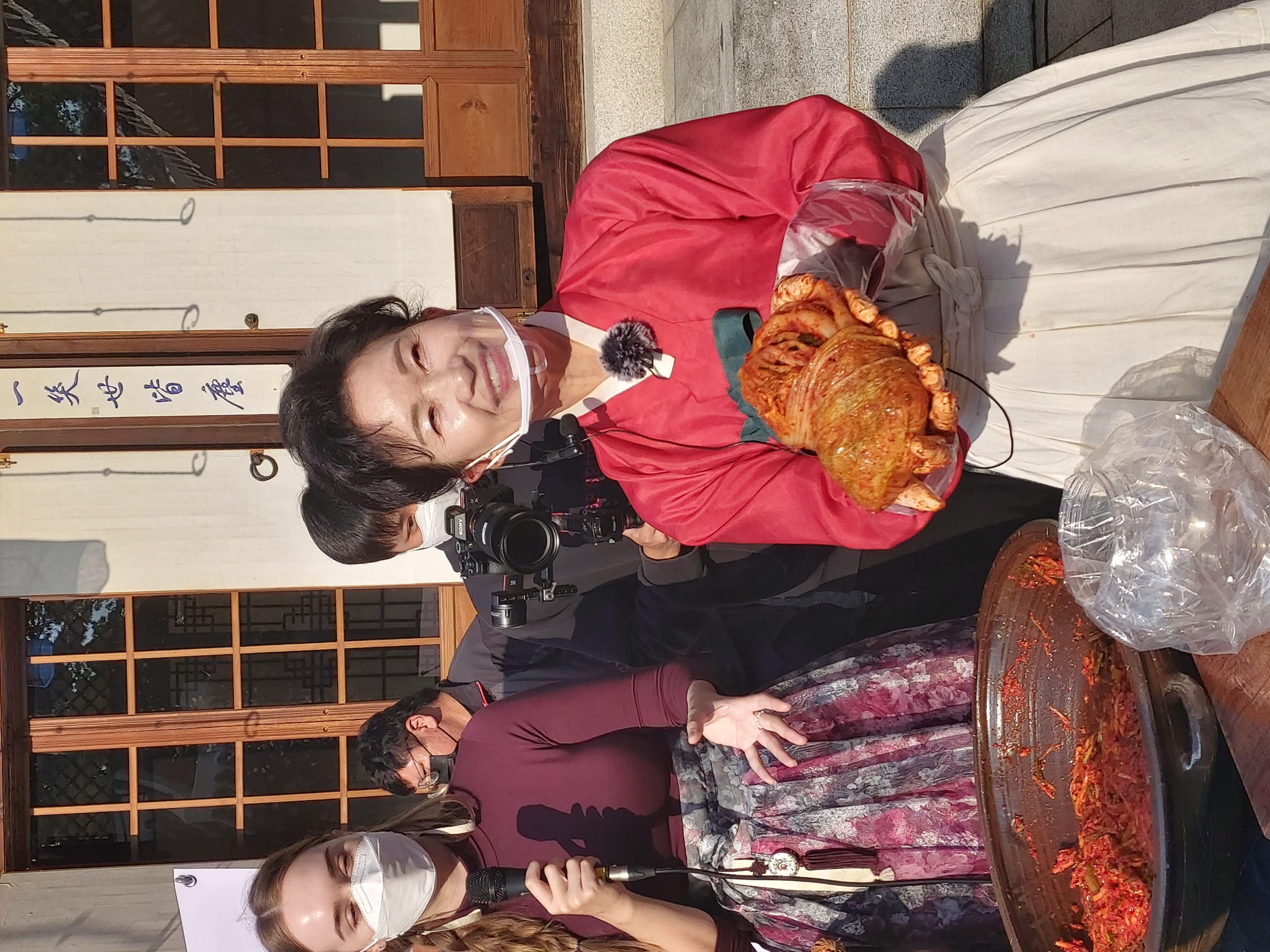 La maestra Lee Ha Yeon mostrando el kimchi ya terminado. 