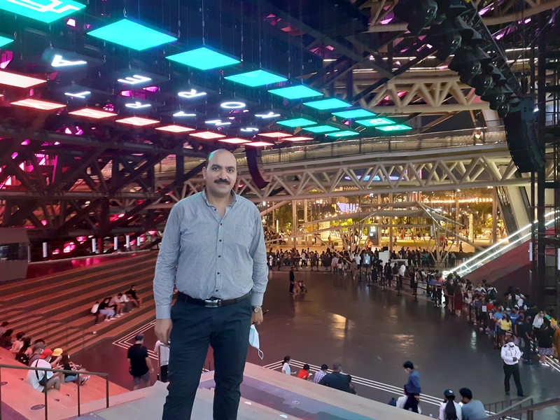 صورة لخالد الشامي مراسل فخري كوريا.نت وصحفي بمصر اليوم في جناح كوريا بإكسبو 2020 دبي.