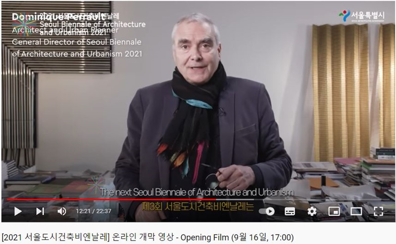 Photo 2 : Cérémonie d’ouverture (on line) de la SBAU2021, avec Dominique Perrault le Directeur Général. (photo Capture d'écran sur la chaîne YouTube de la SBAU2021)