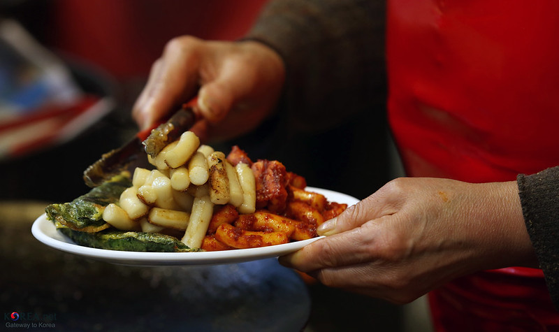 Ngày nay Tteokbokki thường bày bán hầu hết ở các chợ truyền thống, Pojangmacha (quán lều) hay Bunsikjip (quán thức ăn nhẹ) ở Hàn, nó trở thành món ăn ngon, rẻ và quen thuộc với tất cả người dân đất nước này. (Ảnh: Korea.net)