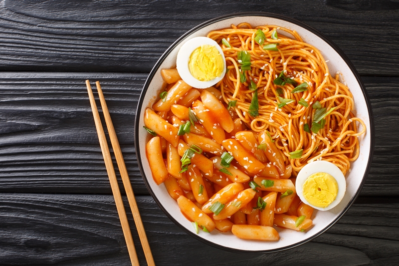 Rabokki là một biến thể của món Tteokbokki với sự kết hợp giữa bánh gạo và mì ramyeon. (Ảnh: iStockphoto)