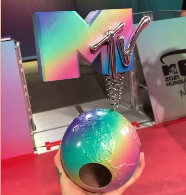 Die diesjährige europäische Musikpreisverleihung namens MTV EMAs in Ungarn war bunt. Bildrecht: @fanwalkers