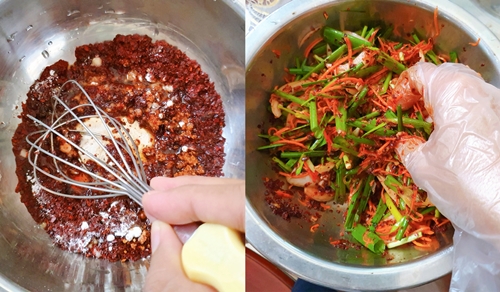 Dùng phới khuấy đều các thành phần của xốt muối Kimchi, sau đó mới cho cà rốt bào, hành tây, hành, hẹ vào trộn chung. (Ảnh: Vũ Đỗ Hải Hà)