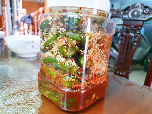 Đựng Kimchi dưa chuột trong hũ sạch, rắc ít vừng rang nếu muốn, để Kimchi ngoài nhiệt độ phòng tầm 1 - 2 ngày cho lên men là ăn được, sau đó bảo quản tủ lạnh và dùng dần. (Ảnh: Vũ Đỗ Hải Hà)