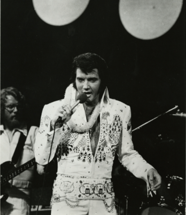 El rock nace para satisfacer la necesidad de entretenimiento de las tropas armadas. También durante la Guerra de Corea, los populares músicos se alzaban entre las preferencias de las tropas, tales como Elvis Presley. | Wikimedia Commons
