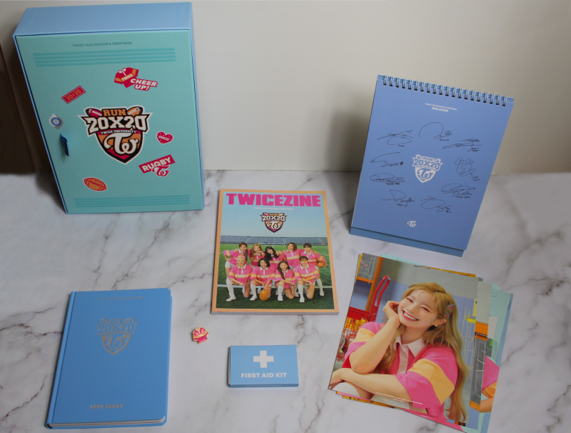 Im Bild sind beispielhaft die Season’s Greetings von TWICE aus dem Jahre 2020 zu sehen. ⓒ Jasmin Mikolay