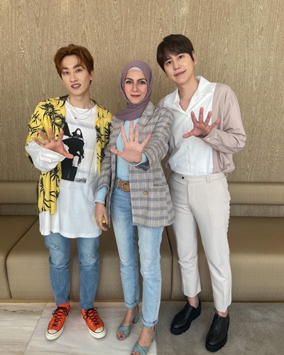 Nhà sản xuất chương trình truyền hình ở Trung Đông, Radwh Adel chụp hình cùng 2 thành viên Super Junior là Eunhyuk và Kyuhyun nhân dịp sự kiện “Feel Korea 2021” tại Dubai. (Ảnh: Tài khoản Instagram của Radwh Adel)