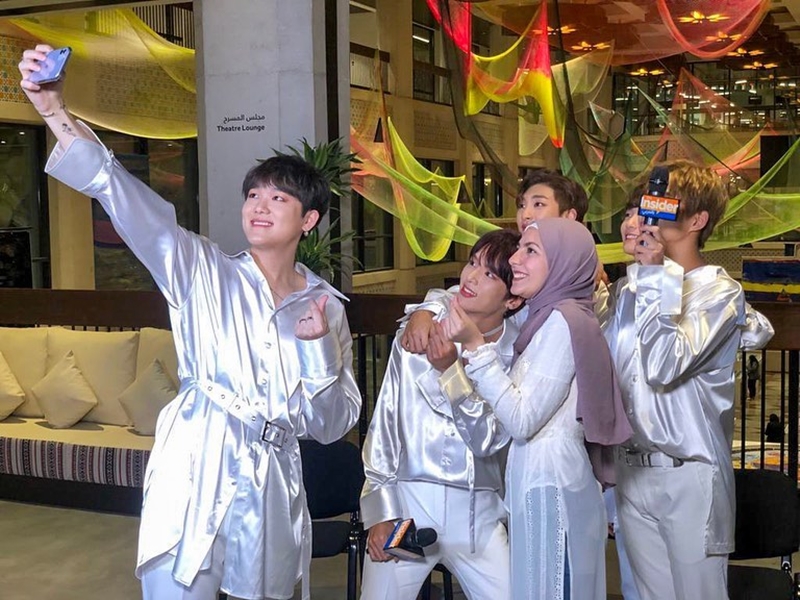 Radwh vui vẻ chụp hình cùng nhóm nhạc nam Hàn Quốc B.I.G. (Ảnh: Tài khoản Instagram của Radwh Adel)