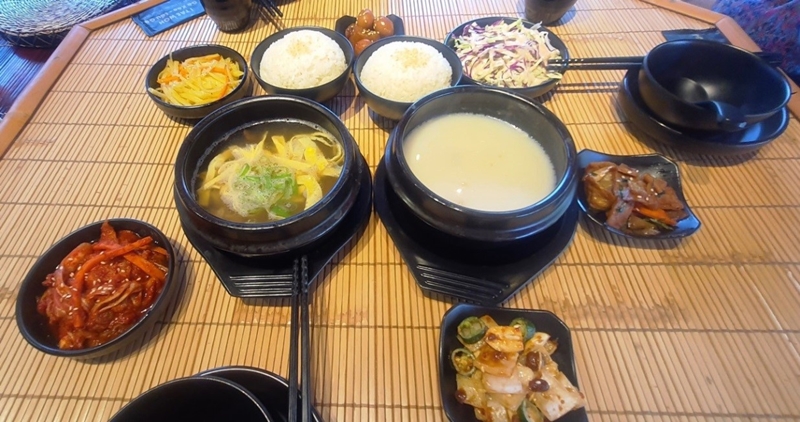 Canh sườn bò và canh xương bò cùng với các món ăn kèm. (Ảnh: Bùi Thái Hường)