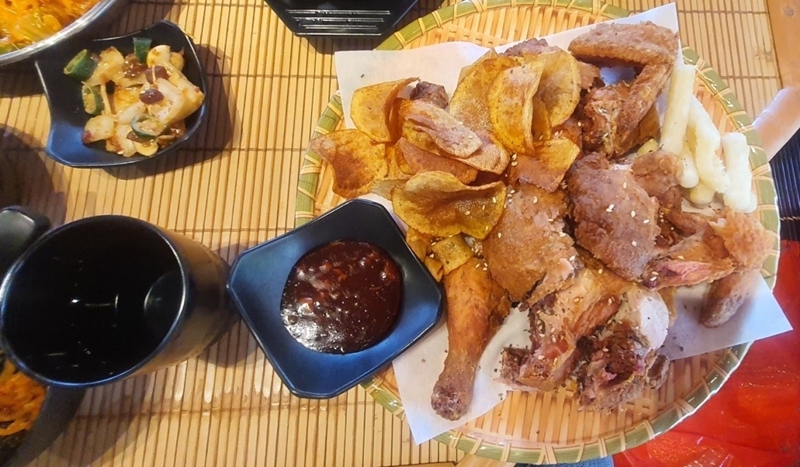 Mẹt gà quay bao gồm gà nguyên con, khoai tây chiên và bánh gạo chiên nóng hổi. (Ảnh: Bùi Thái Hường)