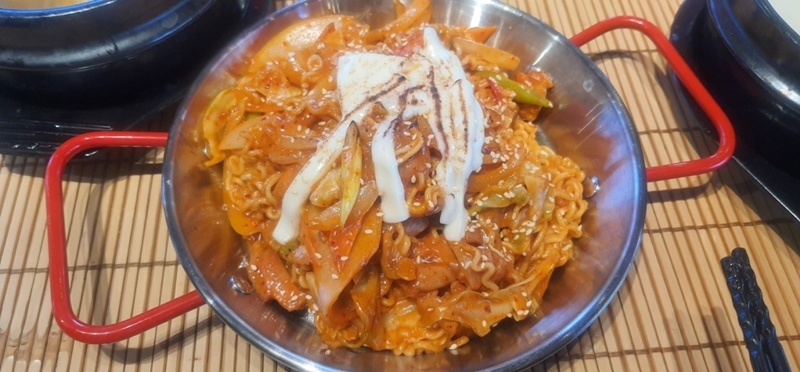 Mỳ gà xào sốt kem phô mai. (Ảnh: Bùi Thái Hường)