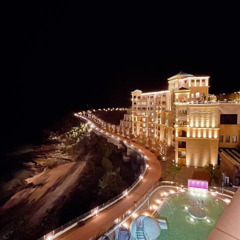 度假村海边夜景。韩宣网记者赵国淞 摄