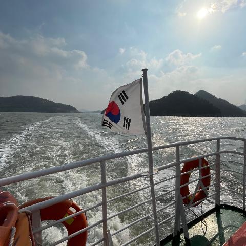 在珍岛郡乘坐观光游船。韩宣网记者赵国淞 摄