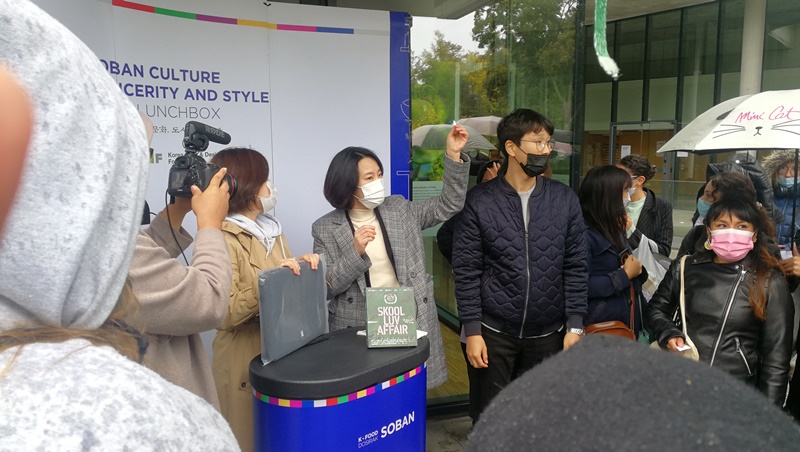 « Tombola BTS » lors de la distribution de dosirak à la Maison de la Corée, octobre 2021 – © L. BAH