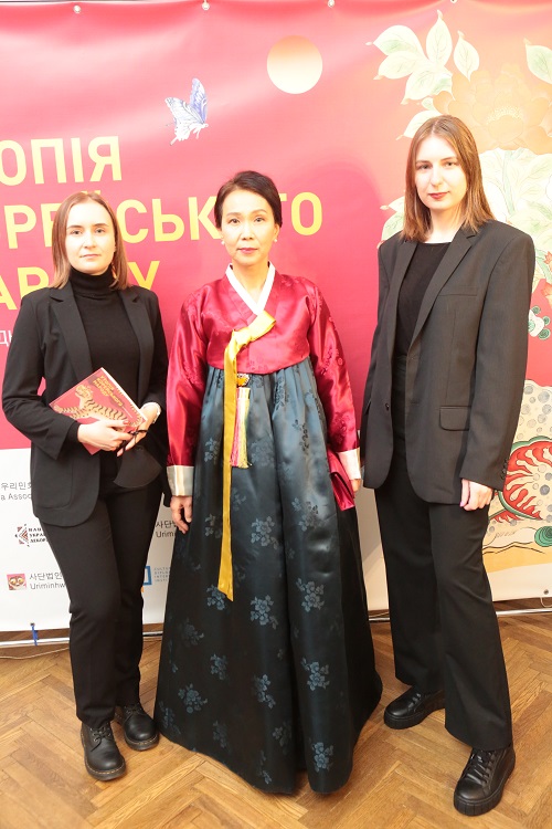 Екатерина Гринько и Виктория Головач с супругой Чрезвычайного и Полномочного Посла Республики Корея в Украине господина Ким Хён Тэ