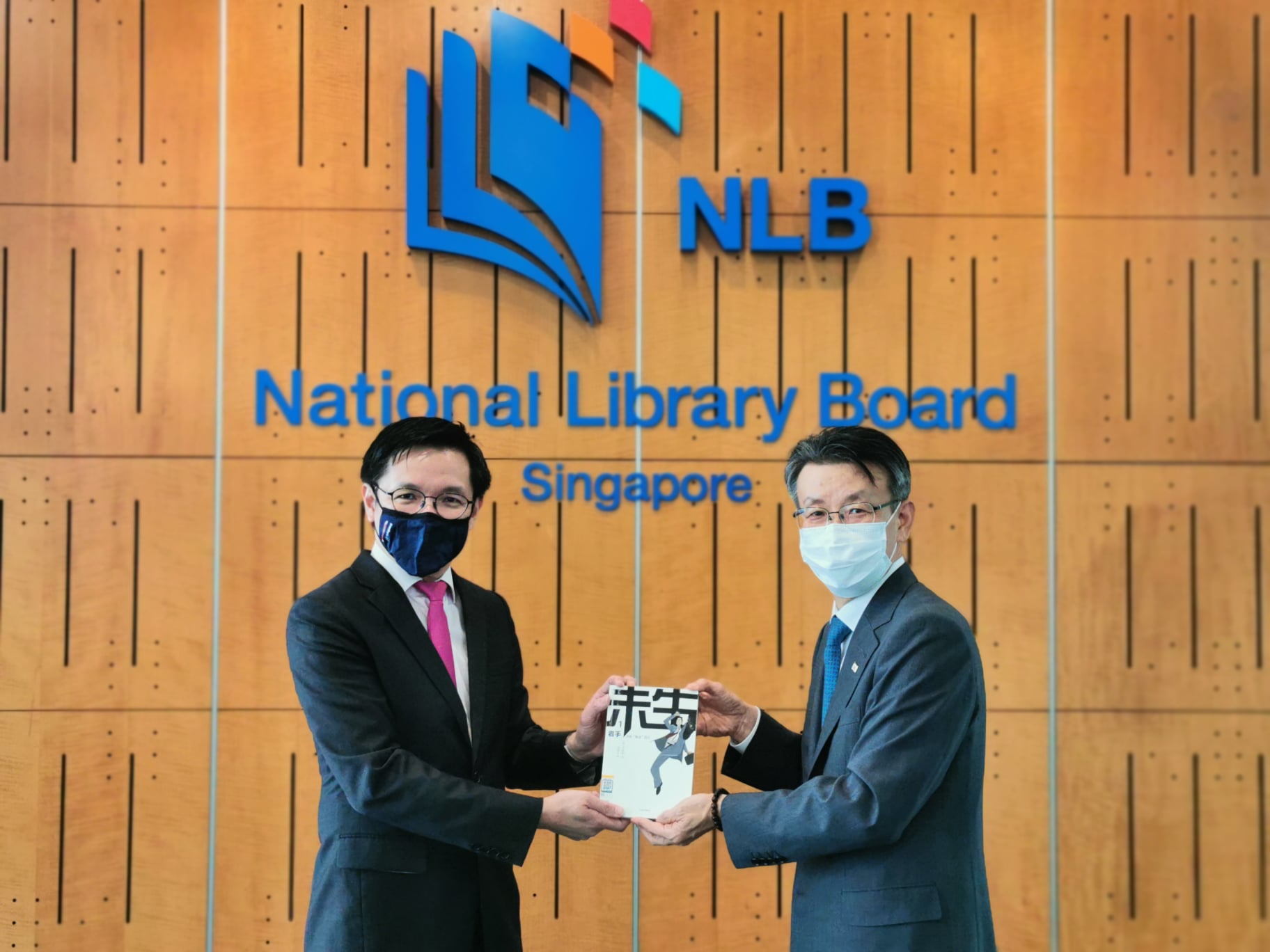(From left) Mr Ng Cher Pong, CEO of the National Library Board & Choi Hoon, Ambassador of the Republic of Korea
