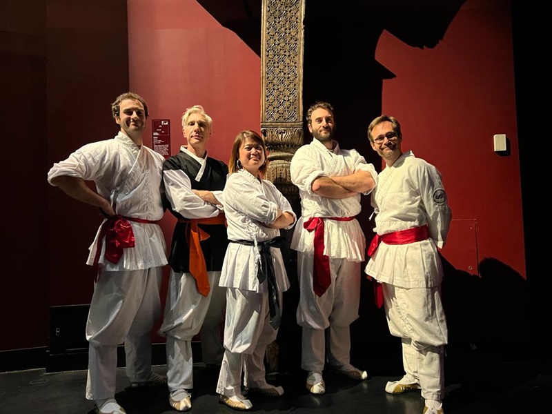 4 Photos , les N° 4 -5- 6- 7 : Démonstration de Taekkyon par Maître Guillaume Pinot et ses élèves , dans la cadre de l’exposition Ultime Combat , au Musée du Quai Branly , à Paris ( crédits Photos CFTK )