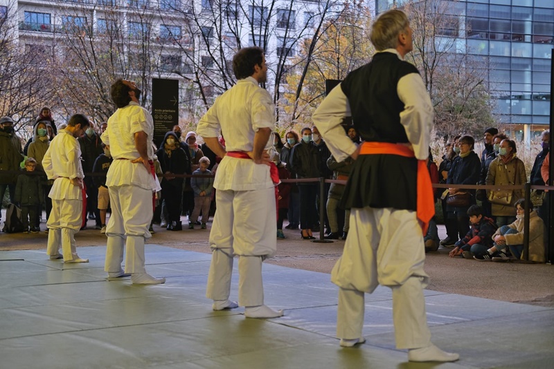 4 Photos , les N° 4 -5- 6- 7 : Démonstration de Taekkyon par Maître Guillaume Pinot et ses élèves , dans la cadre de l’exposition Ultime Combat , au Musée du Quai Branly , à Paris ( crédits Photos CFTK )