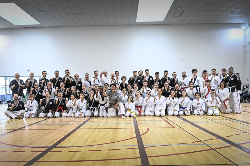 Photo 17 : Un groupe de participants au stage d’Hapkimudo , avec Maître Kang-Jong LEE lors du Festival des Arts martiaux coréens de Montpellier ( crédits photos : Denis Sekretev – Photographe professionnel) .