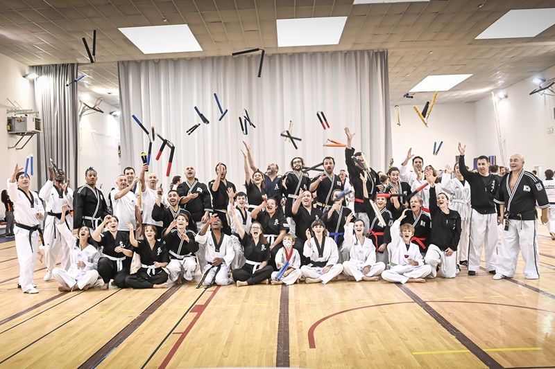 Photo 18 : Un groupe de participants au stage de Ssang Jol Gon (nunchaku coréen enseigné en France par Maître Pil-Won PARK ), lors du Festival des Arts martiaux coréens de Montpellier ( crédits photos : Denis Sekretev – Photographe professionnel)