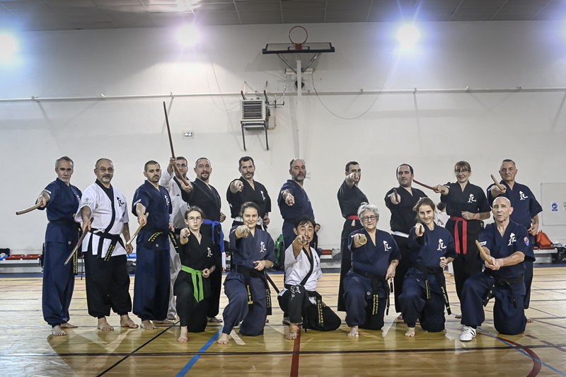 Photo 19 : Un groupe de participants au stage d’Haedong Kumdo ( sabre coréen enseigné lors du Festival des Arts martiaux coréens de Montpellier par Maître Rea-Young YU ( crédits photos : Denis Sekretev – Photographe professionnel)
