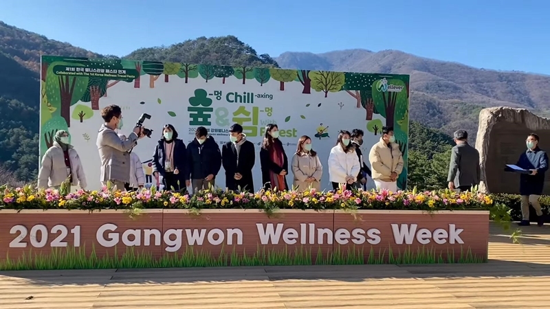  Các influencer đến từ Việt Nam, Indonesia, Singapore và Malaysia được trao danh hiệu Global Gangwon Tourism Leader. (Ảnh: Tô Tôn Thành) 