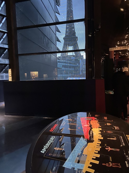 L’intérieur du Musée du Quai Branly ,où a lieu actuellement l’exposition « Ultime combat » sur les arts martiaux.