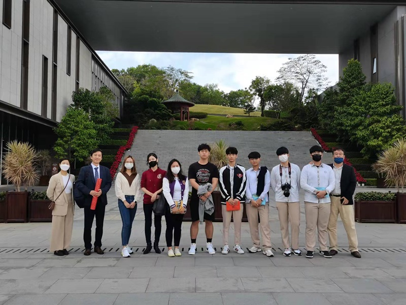 中国深圳韩国国际学校老师与学生参访香港中文大学（深圳）的韩国籍本科生。韩宣网记者白若晶 摄