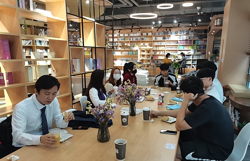 在大学书店的交流。韩宣网记者白若晶摄