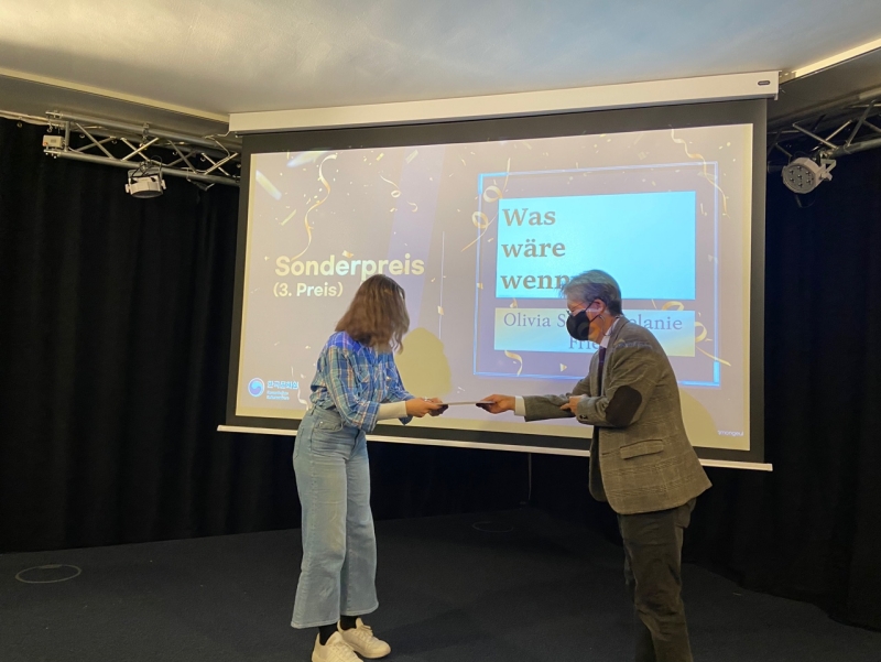 Meinen Preis bekam ich vom Leiter des Koreanischen Kulturzentrums, Lee Bongki, höchstpersönlich überreicht. ⓒ Koreanisches Kulturzentrum in Berlin