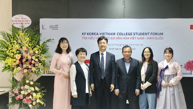 Thầy Phan Huy Phú – Hiệu trưởng Đại học Thăng Long; Ngài Choi Jae Jin – Trưởng đại diện Quỹ giao lưu Quốc tế Hàn Quốc tại Hà Nội; cô Lee Kye Sun – Trưởng Bộ môn Ngôn ngữ Hàn Quốc, Đại học Thăng Long; cô Trần Thị Lan Anh – Phó Bộ Môn Ngôn ngữ Hàn Quốc, Đại học Thăng Long cùng 2 MC chụp ảnh lưu niệm tại Hội thảo. (Ảnh: Bộ môn Ngôn ngữ Hàn Quốc – Đại học Thăng Long)