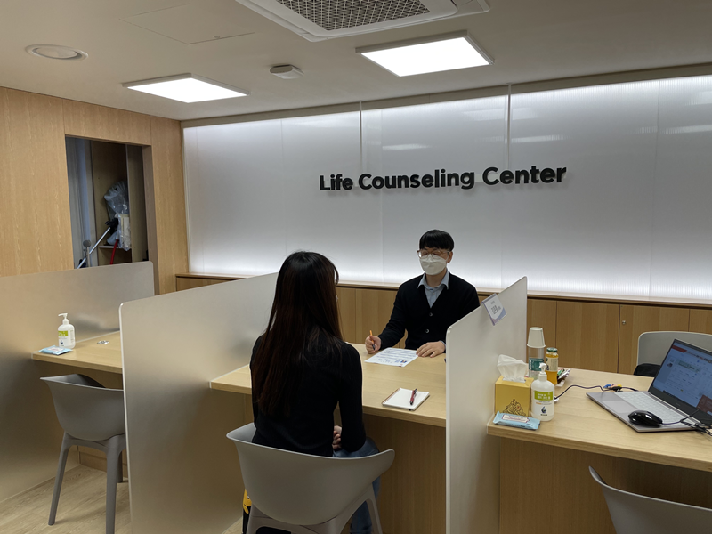 Buổi chỉnh sửa sơ yếu lý lịch và bản giới thiệu bản thân cùng với các thầy cô có chuyên môn. (Ảnh: Trung tâm hỗ trợ người nước ngoài tại thành phố Daejeon)