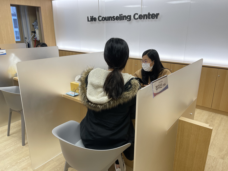 Buổi chỉnh sửa sơ yếu lý lịch và bản giới thiệu bản thân cùng với các thầy cô có chuyên môn. (Ảnh: Trung tâm hỗ trợ người nước ngoài tại thành phố Daejeon)