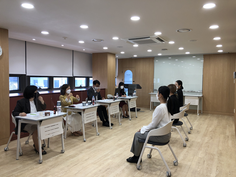 Buổi thực hành phỏng vấn được mô phỏng giống buổi phỏng vấn thật tại các công ty Hàn Quốc. (Ảnh: Trung tâm hỗ trợ người nước ngoài tại thành phố Daejeon)